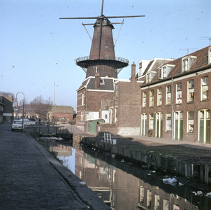 859587 Gezicht in de Gruttersdijk te Utrecht, met rechts de Oosterstroom en op de achtergrond molen Rijn en Zon ...